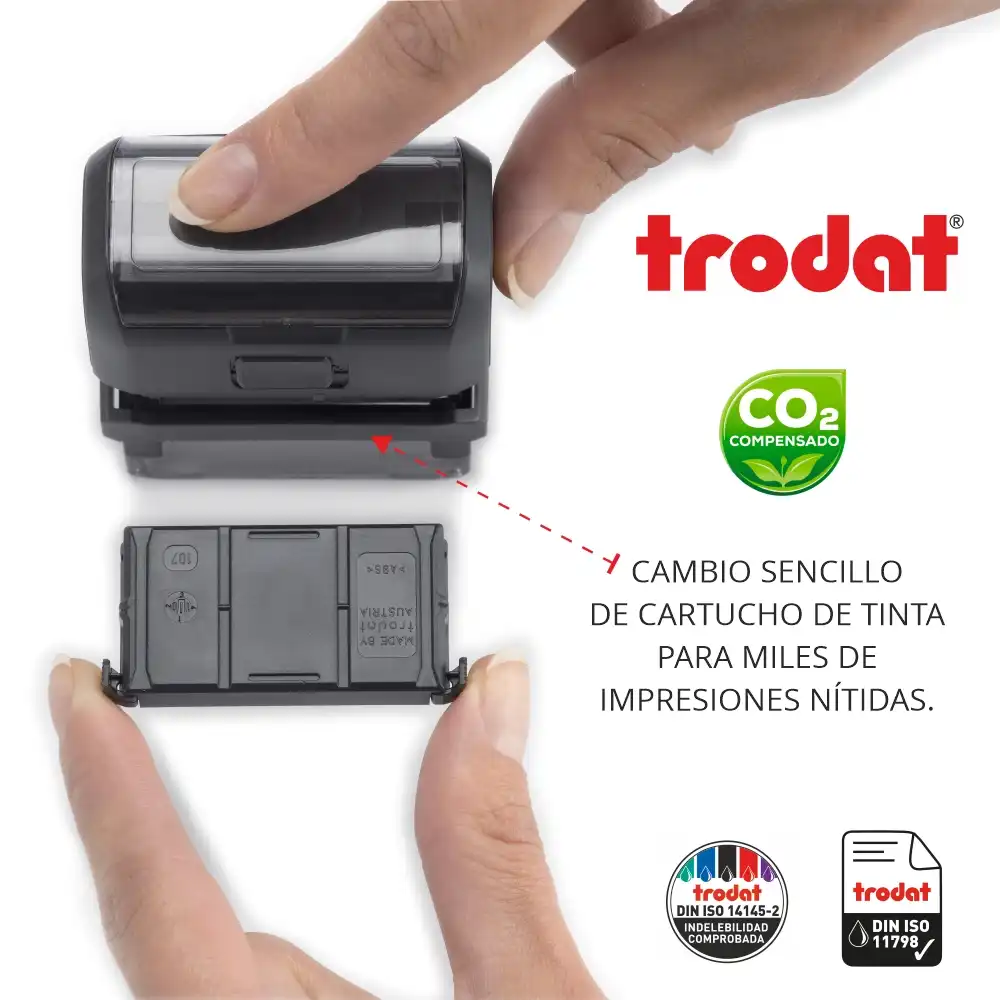 Printy 4923 - 30x30 mm. Sello Personalizado 8 Imagen mostrando a mano cambiando la almohadilla de tinta en un sello Trodat Printy, con etiquetas de CO2 compensado y certificaciones internacionales DIN ISO.