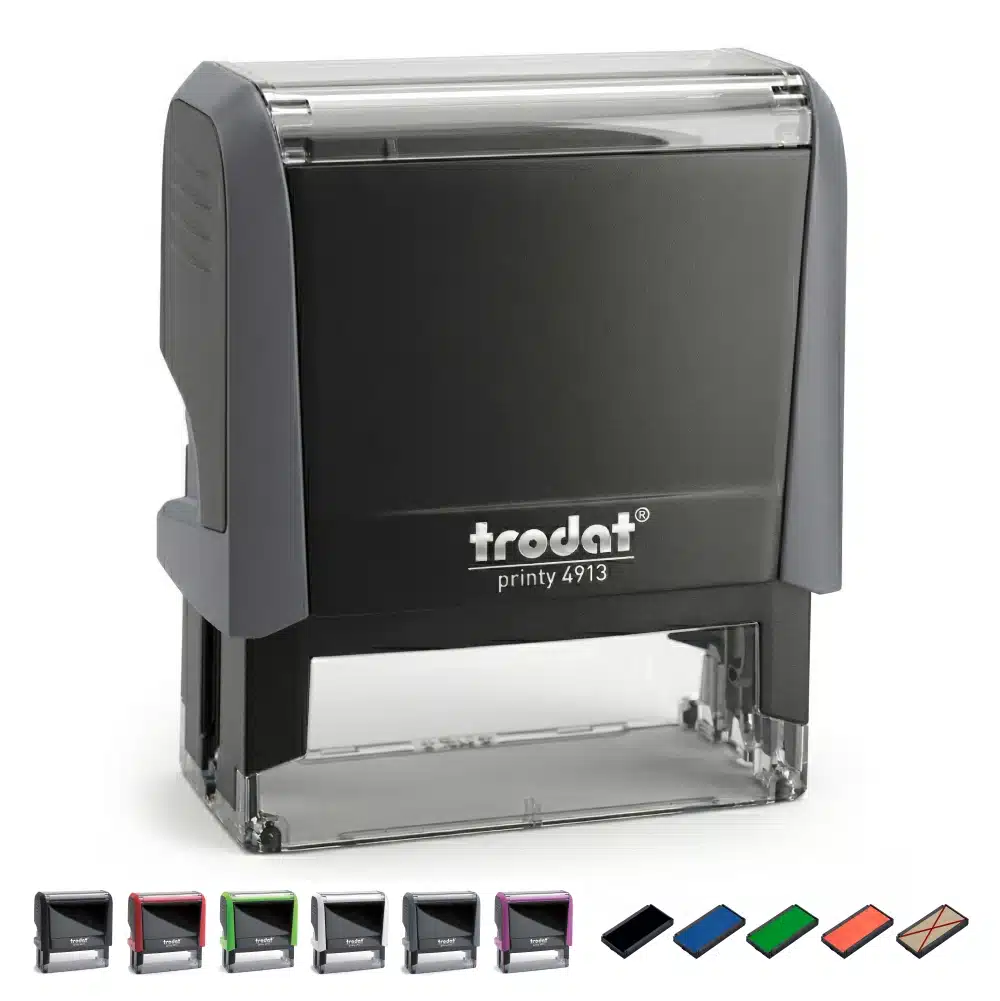 Vista de Perfil Sello Trodat Printy 4913 Vista lateral del sello automático Trodat Printy 4913 negro mostrando su diseño ergonómico y mecanismo de bloqueo suministrado por Stampa.es.