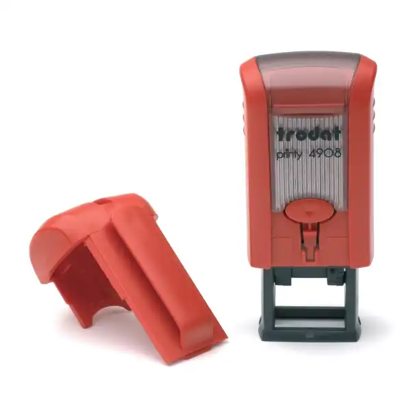 Trodat Printy 4908 · 15×7 mm · Sello Automático Pequeño con Tapa 2 Vista frontal del sello automático Trodat Printy 4908 de 15x7 mm en carcasa roja con la tapa de protección al lado