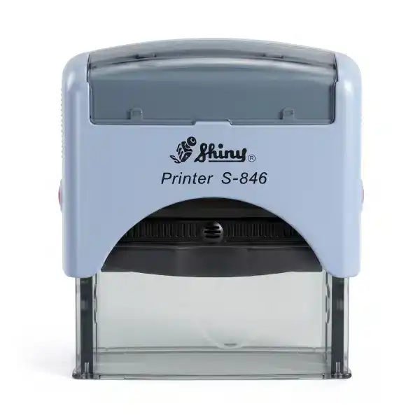 Shiny S846 – 65×27 mm. Sello Automático Personalizado 2 Vista frontal del sello automático Shiny Printer S-846 de 65x27 mm con carcasa azul grisácea y base transparente mostrando el formato alargado horizontal