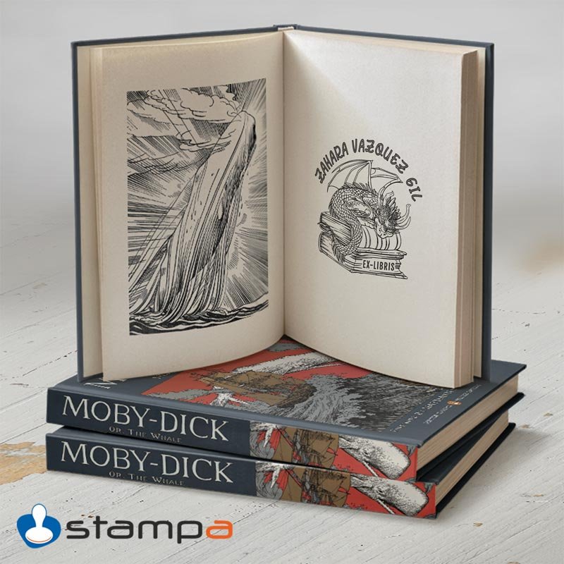 Libro de fantasía marcado con Ex Libris Dragón